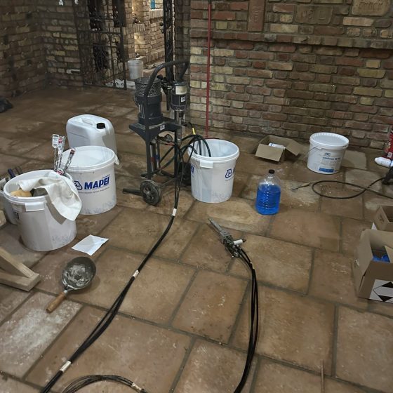 Pince falszigetelés injektálásos technológiával, munkafolyamat közben