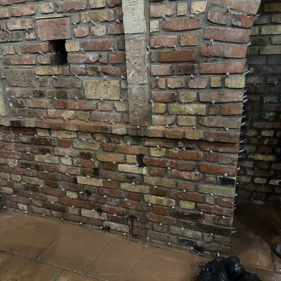 Téglafal előkészítése injektálásos vízszigeteléshez