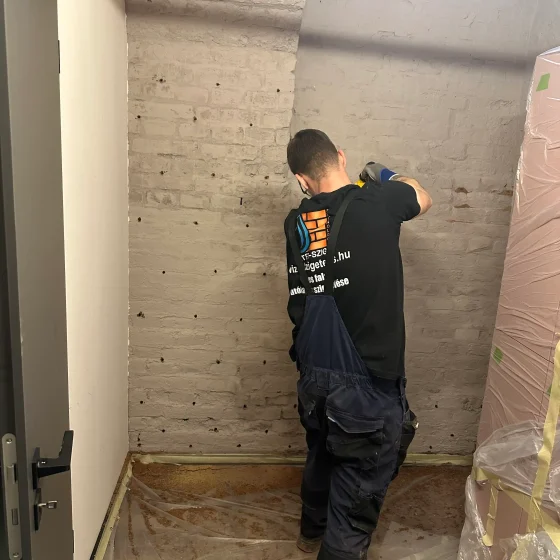 Falelőkészítés injektálásos vízszigeteléshez, furatok készítése